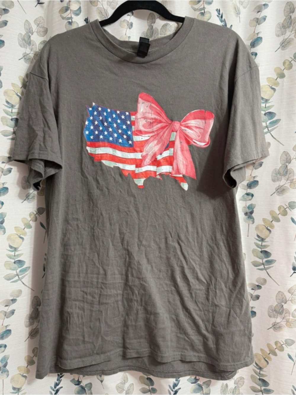 Patriotic Gray Graphic T-Shirt with Bow
